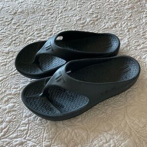 Telic Black Sandals